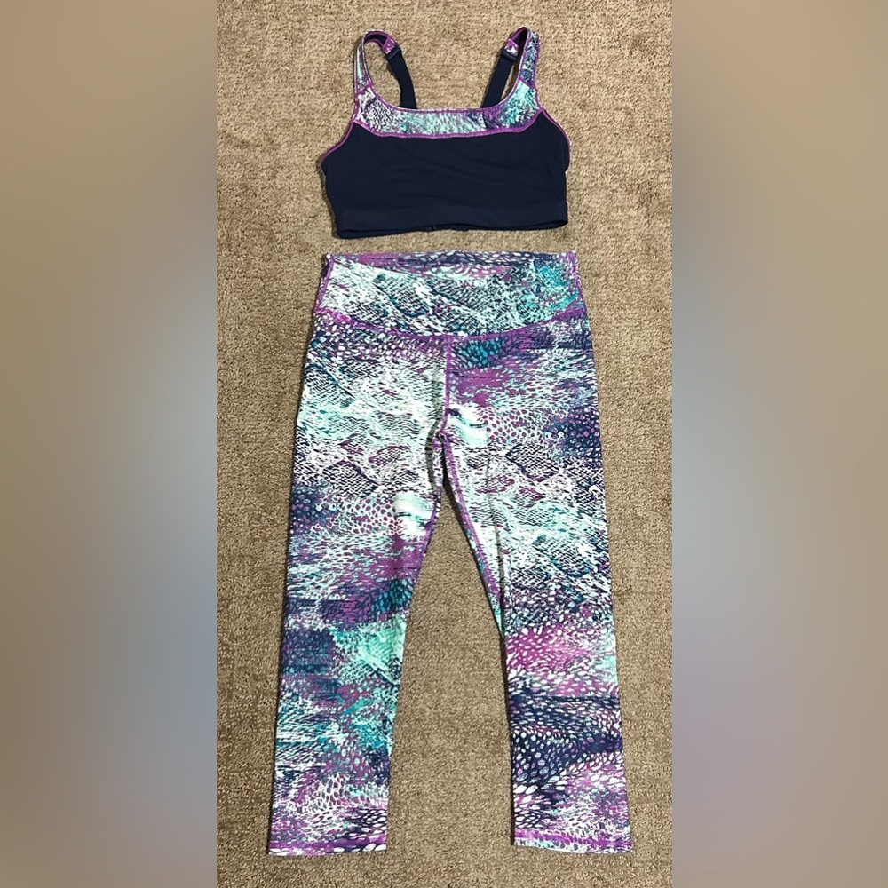 Fabletics - Set - Define Powerhold Mid Rise Capri Leggings & Sintra Sports Bra